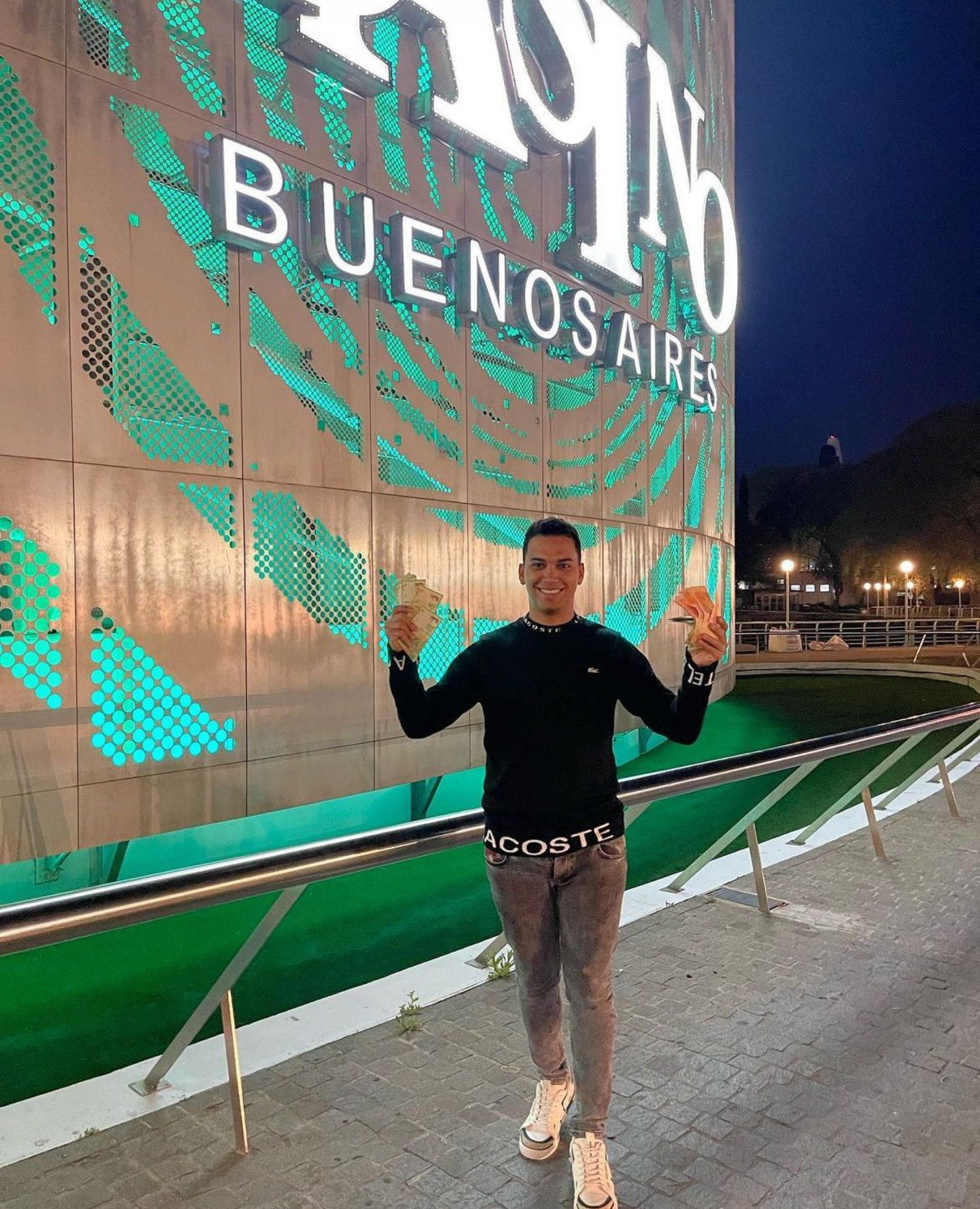 Igor Patrick exibe dinheiro obtido em cassino na Argentina, além da vestuário de grife