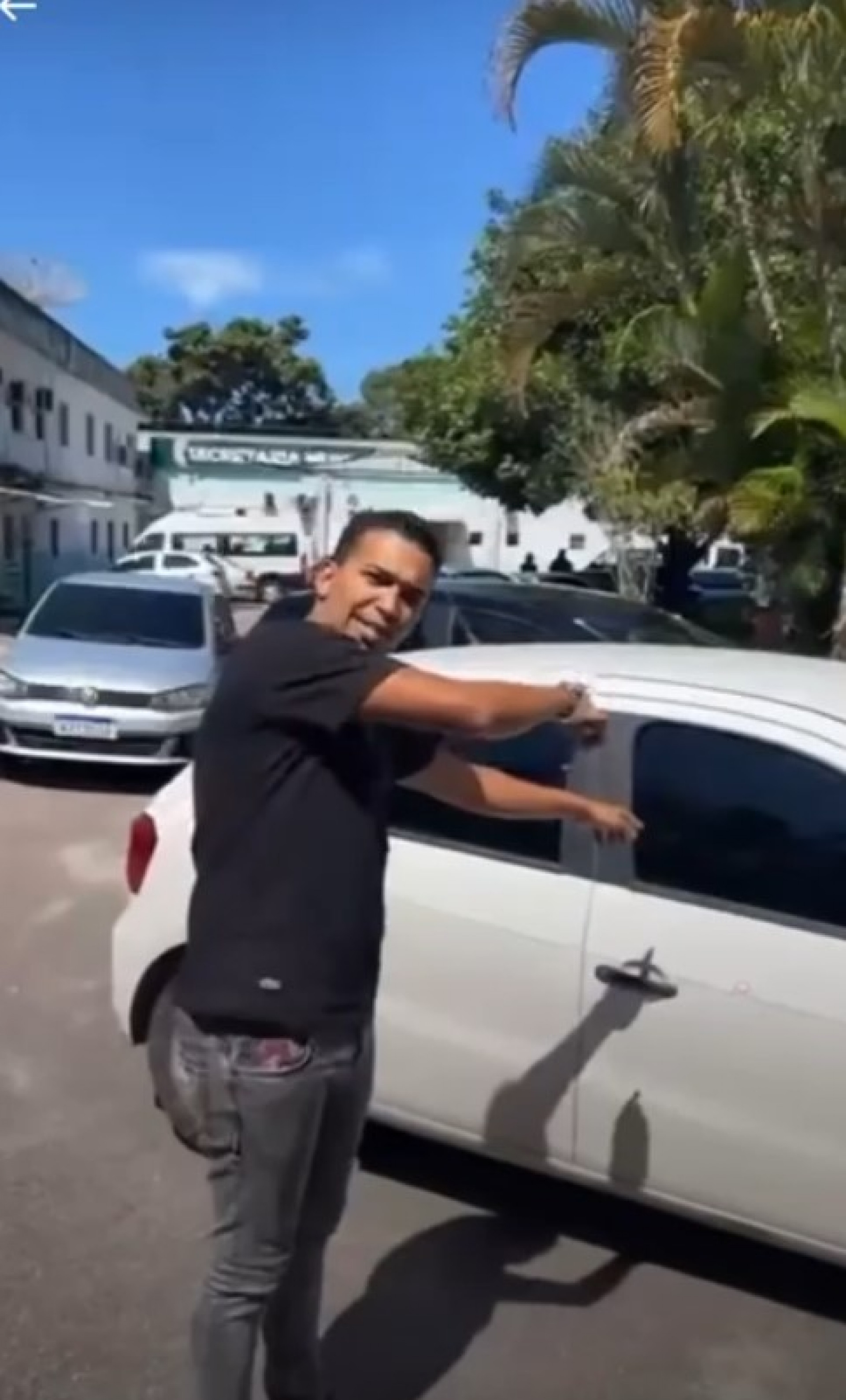 Momento em que Igor Patrick tenta constranger o vereador Marlon do Modelo, de Guapimirim, após sessão na Câmara Municipal