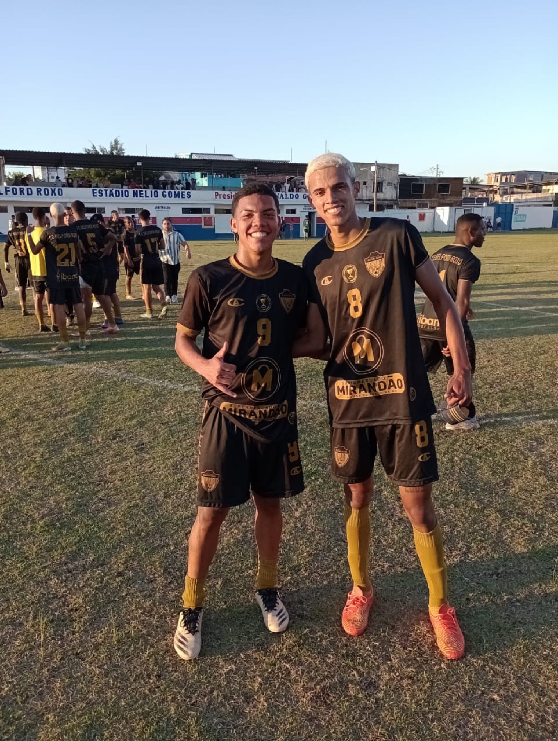 Os autores dos gols da vit&oacute;ria, o capit&atilde;o Marcos Scarpa (e) o atacante Kaik - Pedro Henrick / SEBR