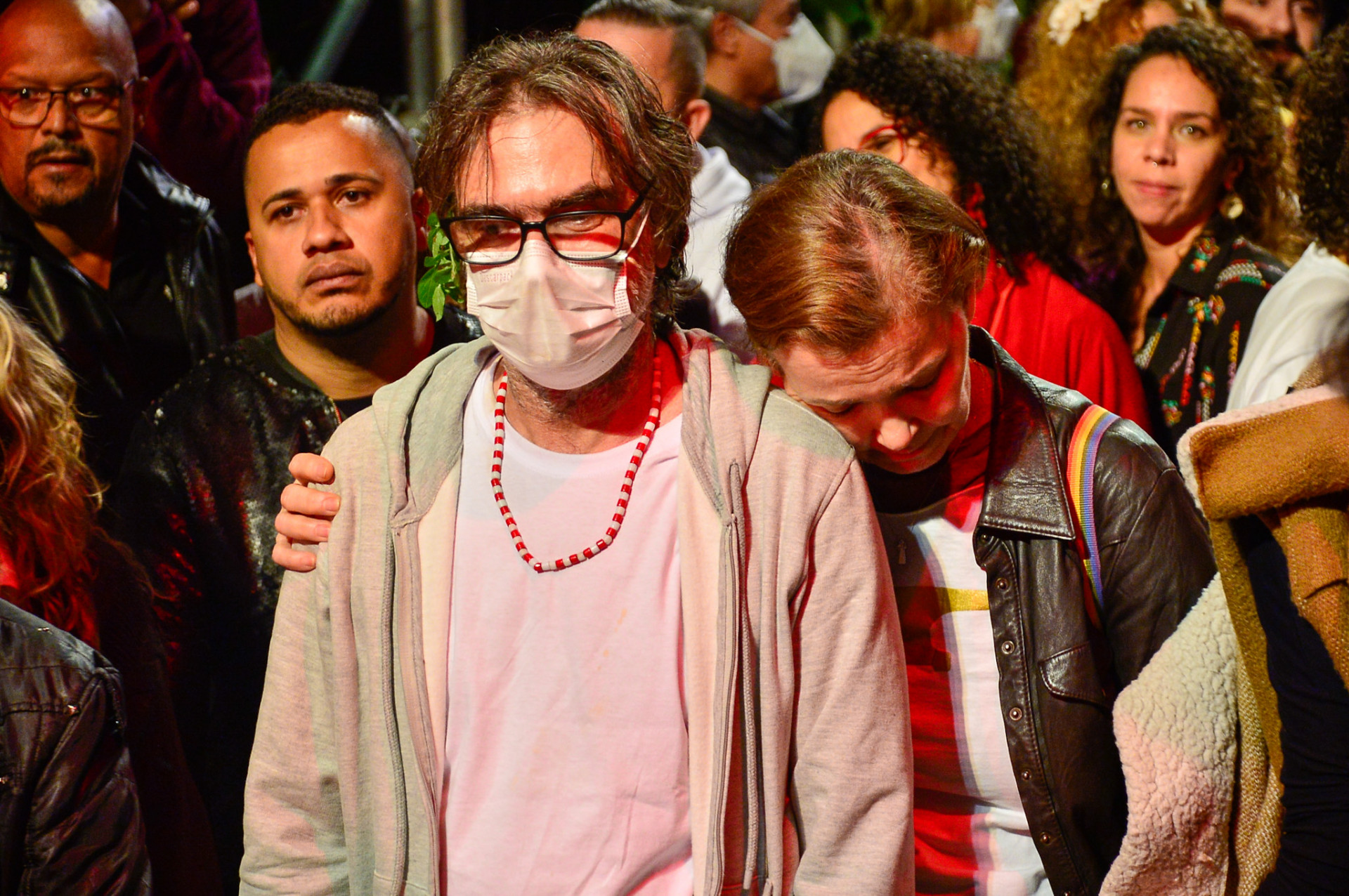  Marcelo Drummond, viúvo de Zé Celso, recebe o carinho de Júlia Lemmertz - Eduardo Martins / Agnews