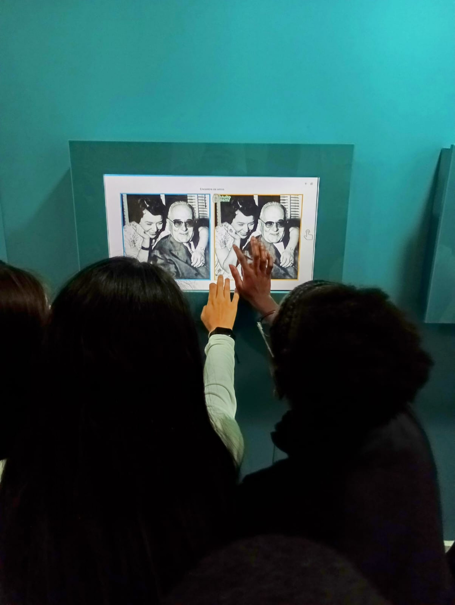 Alunos do ensino básico em atividade do projeto 'Escola no Acervo', da FGV - Divulgação