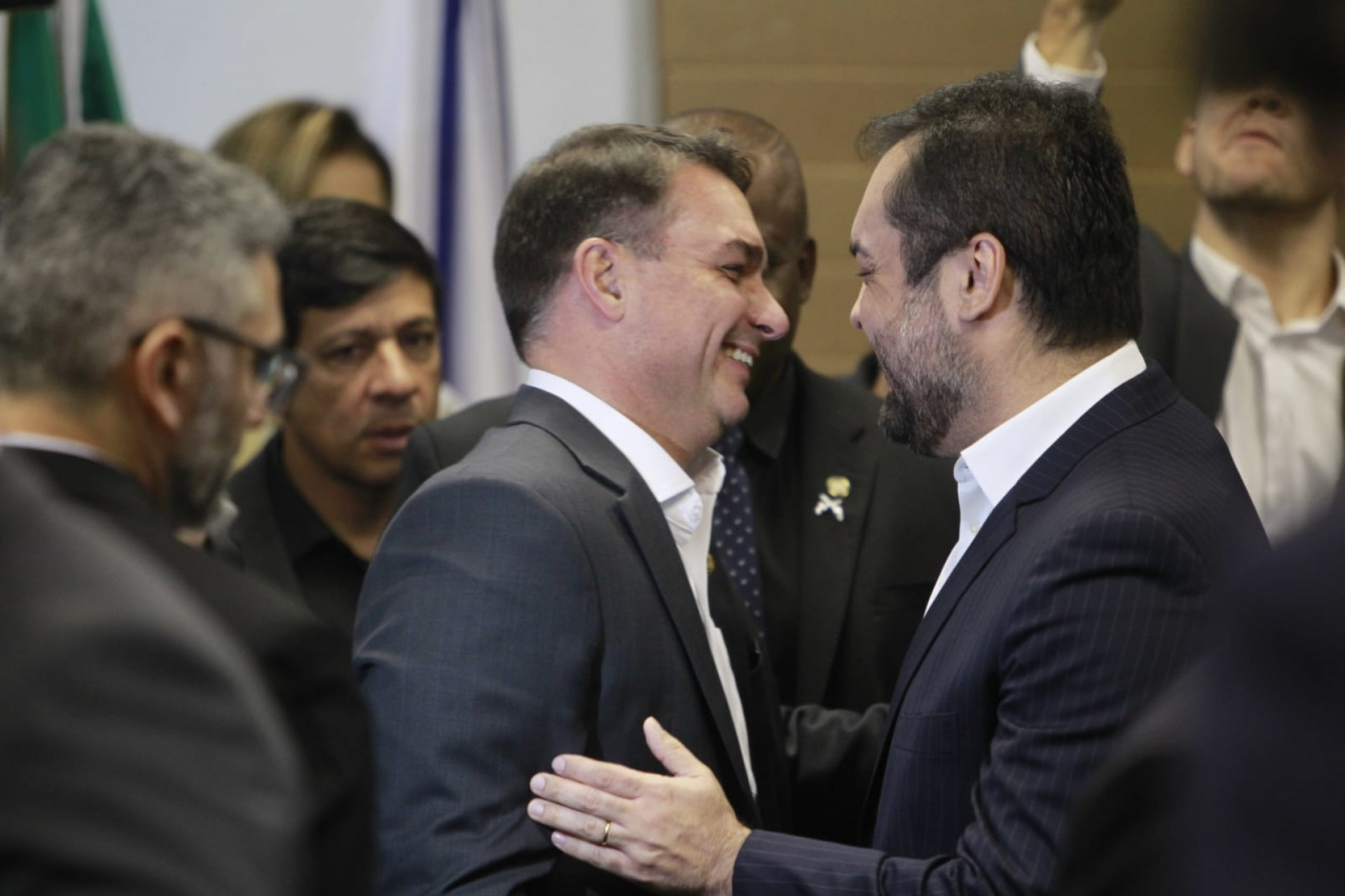 Governador Cláudio Castro e senador Flávio Bolsonaro  juntos durante evento para entrega das armas - Reginaldo Pimenta/Agência O Dia
