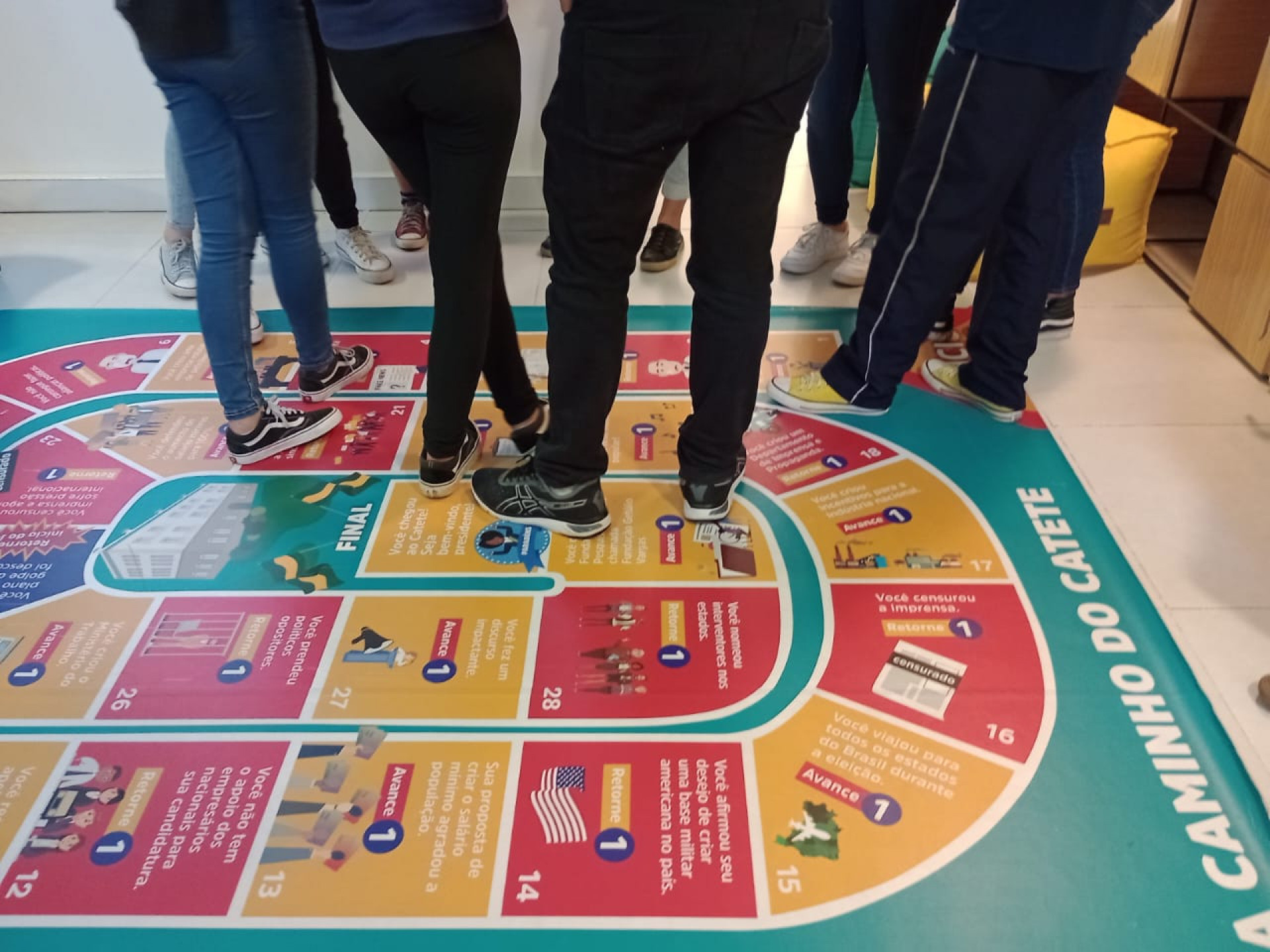 Alunos do ensino básico em atividade do projeto 'Escola no Acervo', da FGV, que possibilita acesso a arquivos de personalidades brasileiras - Divulgação