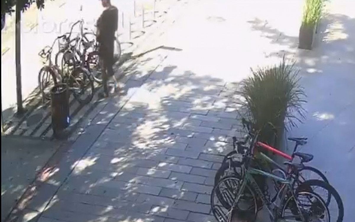 C&acirc;meras flagraram o momento em que suspeito furtou a bicicleta