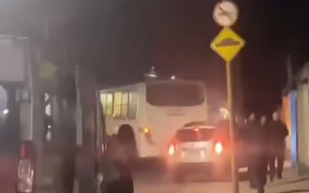 &Ocirc;nibus ficou atravessado na Avenida Jo&atilde;o XXIII