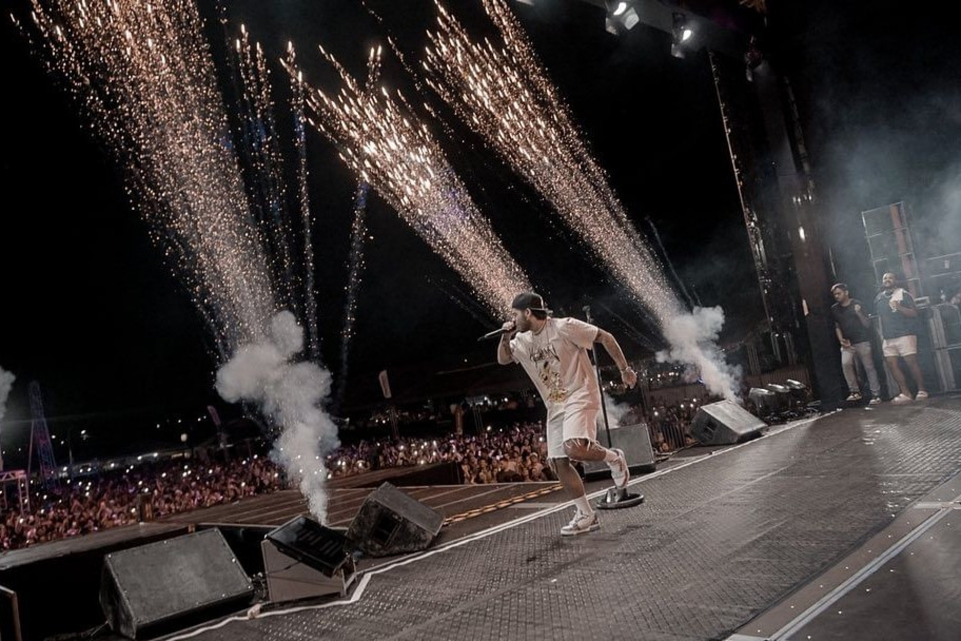 Zé Felipe quase tem rosto queimado em show no Pará - Reprodução / Instagram