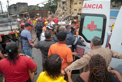 Sobe para 11 o número de mortos após desabamento de prédio em Recife