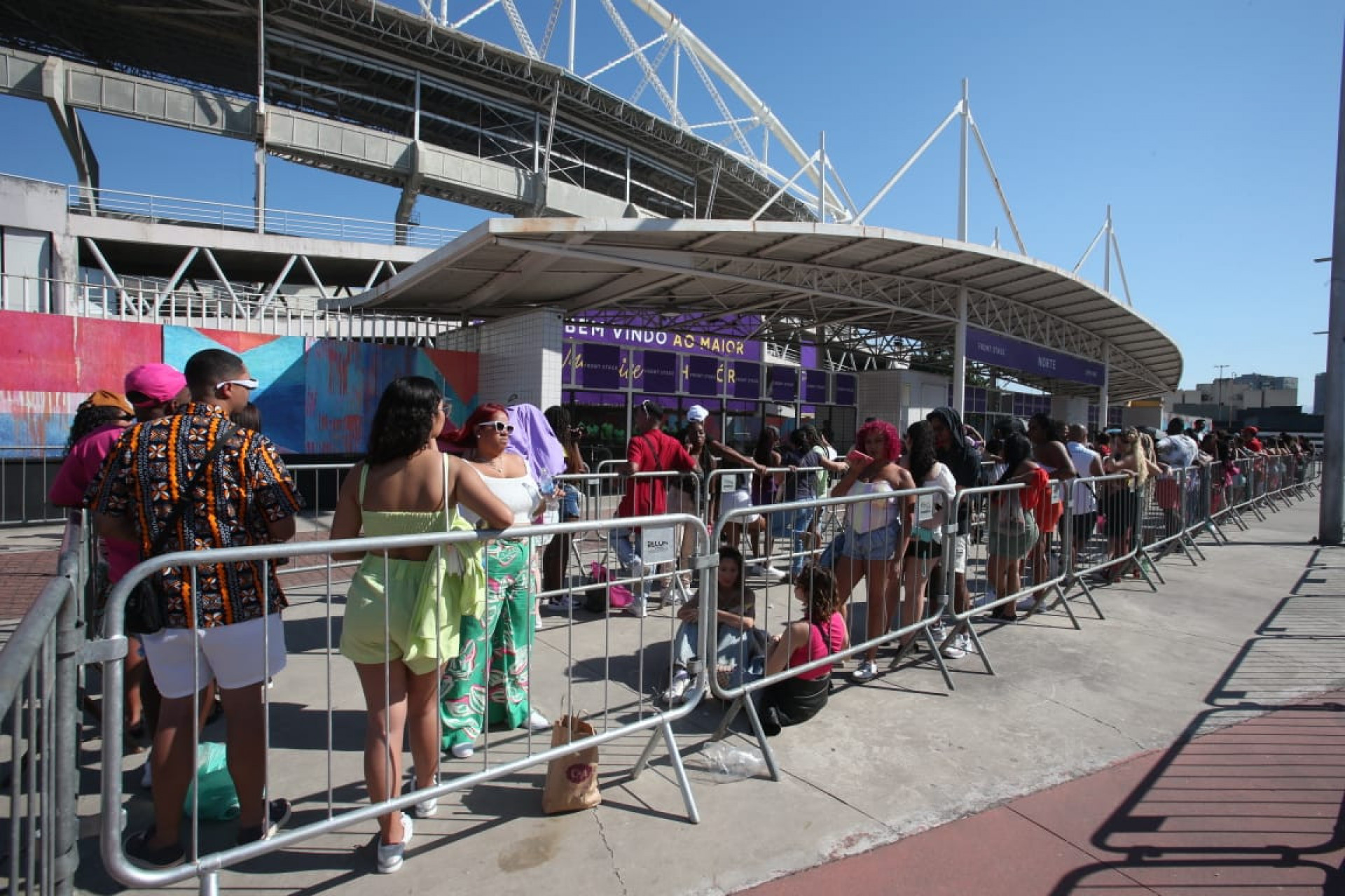 F&atilde;s no port&atilde;o do Engenh&atilde;o, aguardando o in&iacute;cio do evento 'Numanice', da cantora Ludmilla - Cleber Mendes / Ag&ecirc;ncia O Dia