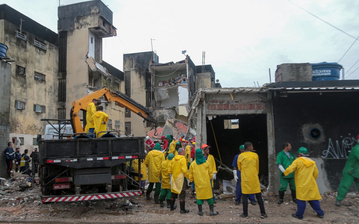 Rescue teams search for victims in the rubble of a collapsed building in the municipality of Paulista, on the outskirts of Recife, in Brazil's northeastern state of Pernambuco, on July 7, 2023. At least 11 people died and another three --a woman and two children-- remain missing after the collapse on Friday of an illegally occupied building, authorities said Saturday.
Alexandre AROEIRA / AFP -  Alexandre AROEIRA / AFP