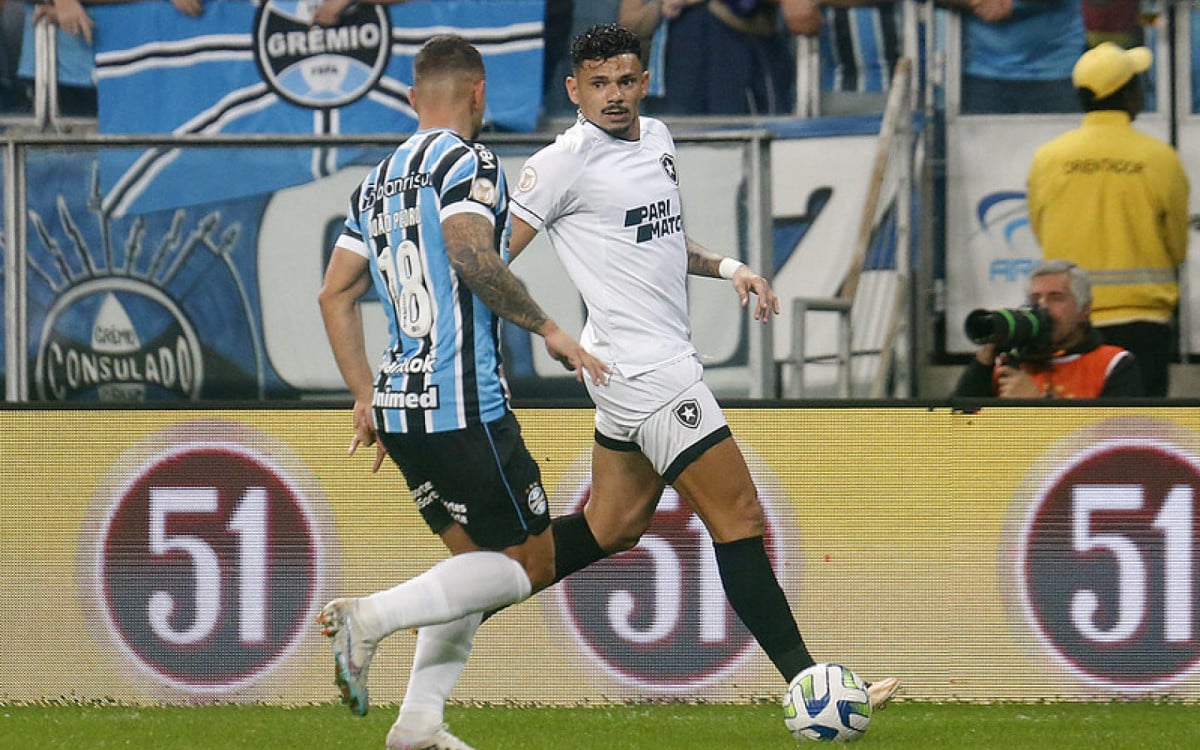 Tiquinho Soares em ação na vitória do Botafogo sobre o Grêmio