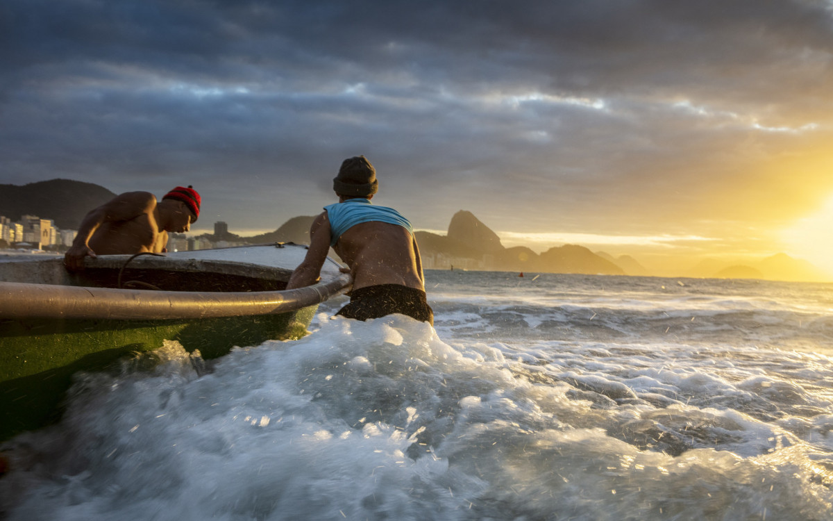 Pescadores artesanais da Colônia Z-13, de Copacabana. Foto está na exposição 'Colônia dos Pescadores Z-13 ? 100 anos' - André Arruda