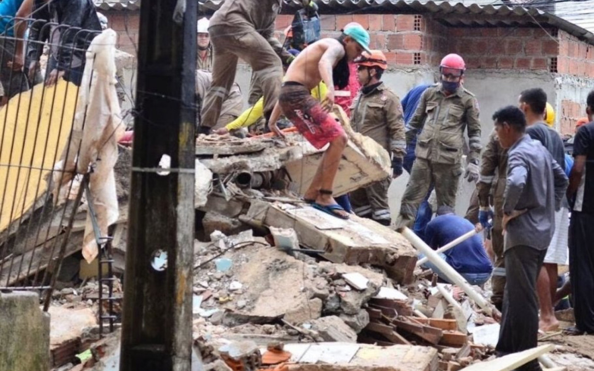 De acordo com a Prefeitura de Paulista, o pr&eacute;dio estava interditado desde 2010, mas foi ocupado por sem-tetos