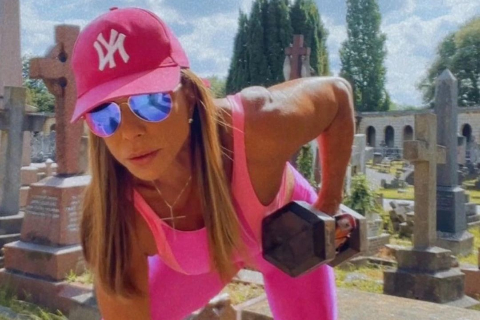 Influenciadora brasileira treina em cemitério em Londres - Reprodução / Instagram