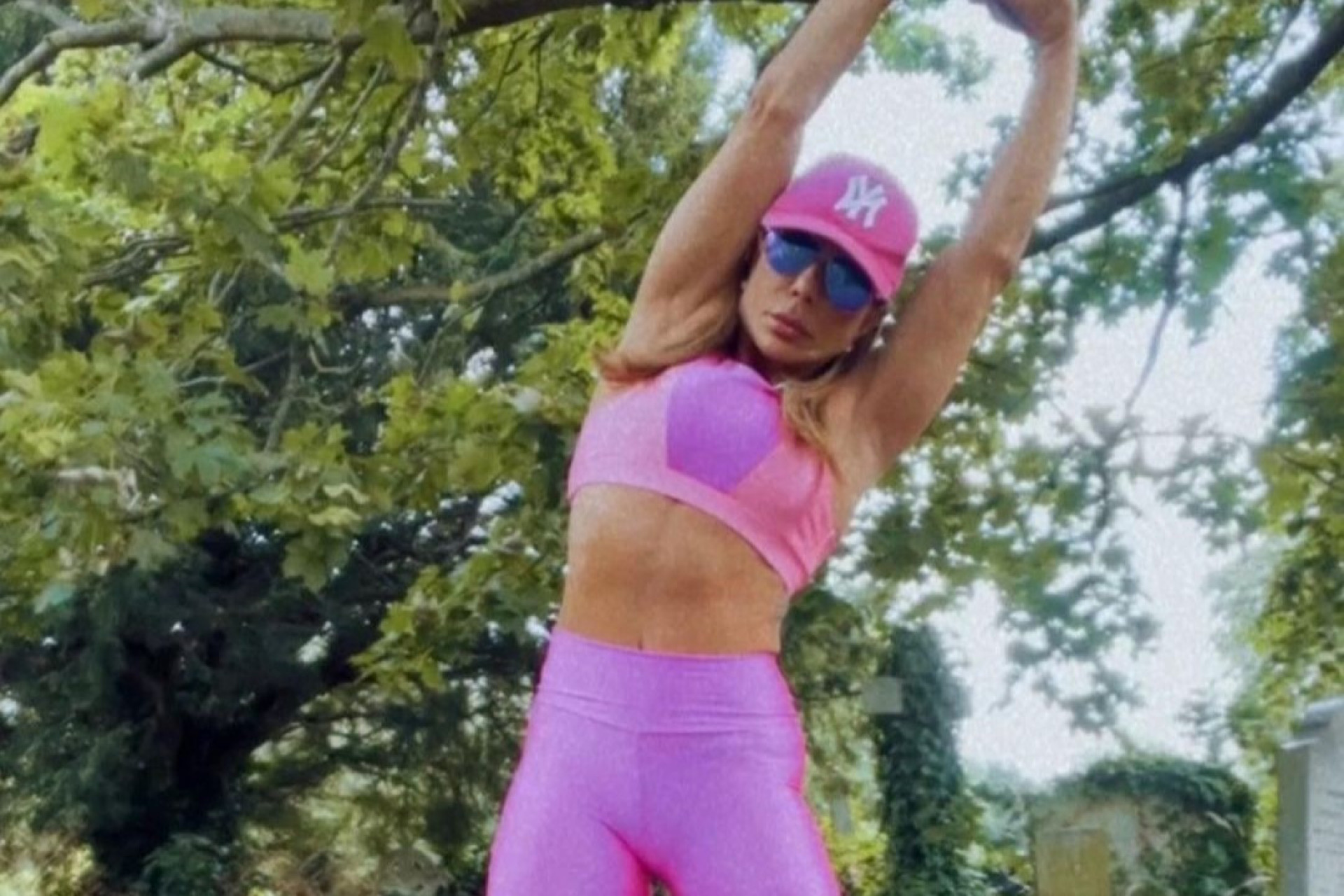 Influenciadora brasileira treina em cemitério em Londres - Reprodução / Instagram