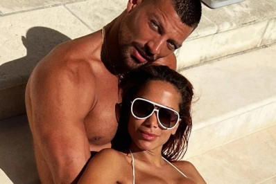 Ator italiano surge beijando pé de Anitta e web reage: 'Delícia'