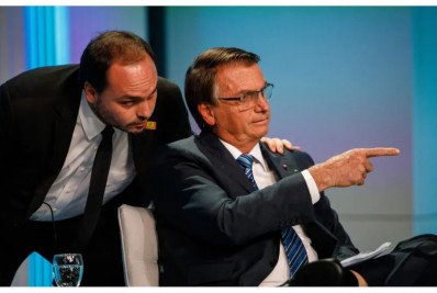 Carlos diz que Bolsonaro precisou de atendimento médico e posta foto antiga do pai em crise