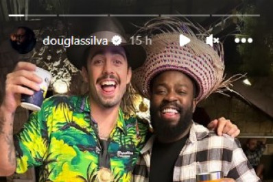 Pedro Scooby e Douglas Silva se reencontram em festa na casa do surfista