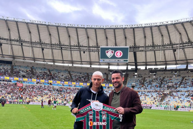 Fluminense x Inter: Richarlison marca presença no Maracanã e ganha camisa do Tricolor