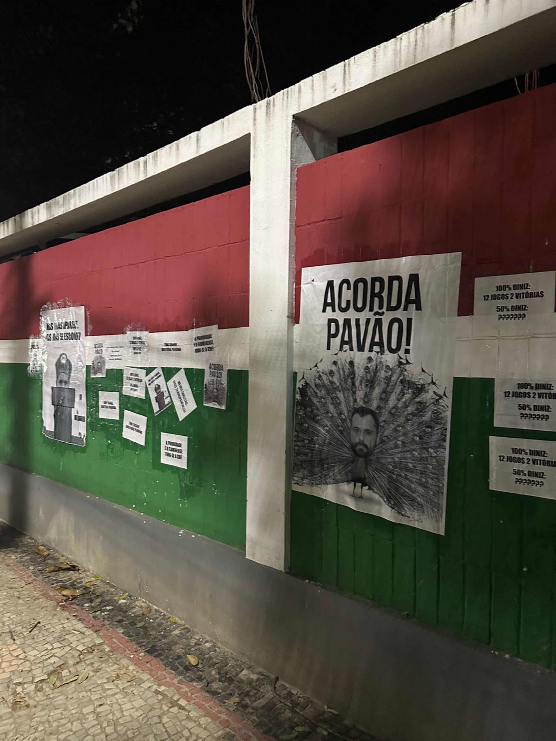 Muro de Laranjeiras com cartazes de protesto da torcida do Fluminense em Laranjeiras - Foto: Reprodução