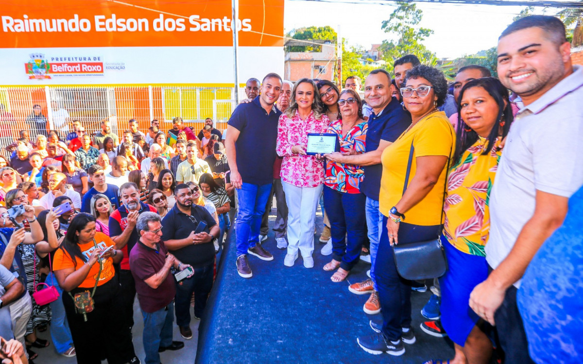 Matheus Carneiro, Daniela Carneiro e prefeito Waguinho entregaram a placa &agrave; fam&iacute;lia do homenageado