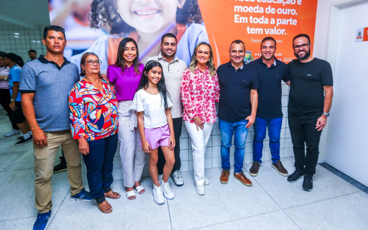 A vi&uacute;va Ivonete Queiroz e familiares, secret&aacute;rio Igo Menezes, ministra Daniela do Waguinho, prefeito Waguinho e secret&aacute;rios Matheus Carneiro e Denis Macedo visitaram o interior da creche