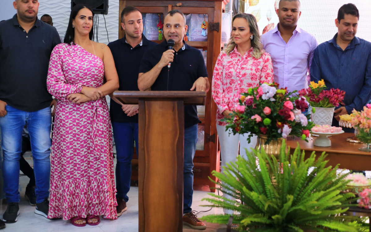 O prefeito Waguinho, ao lado de Tai Ervite (E) e Daniela carneiro (D)destacou a import&acirc;ncia da cerim&ocirc;nia para as fam&iacute;lias