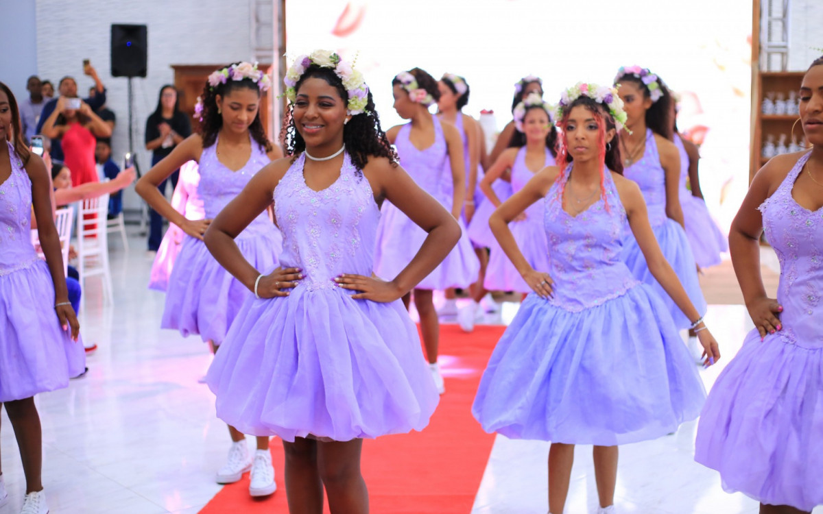 As debutantes desfilaram no sal&atilde;o de festas. As fam&iacute;lias se emocionaram e o p&uacute;blico aplaudiu