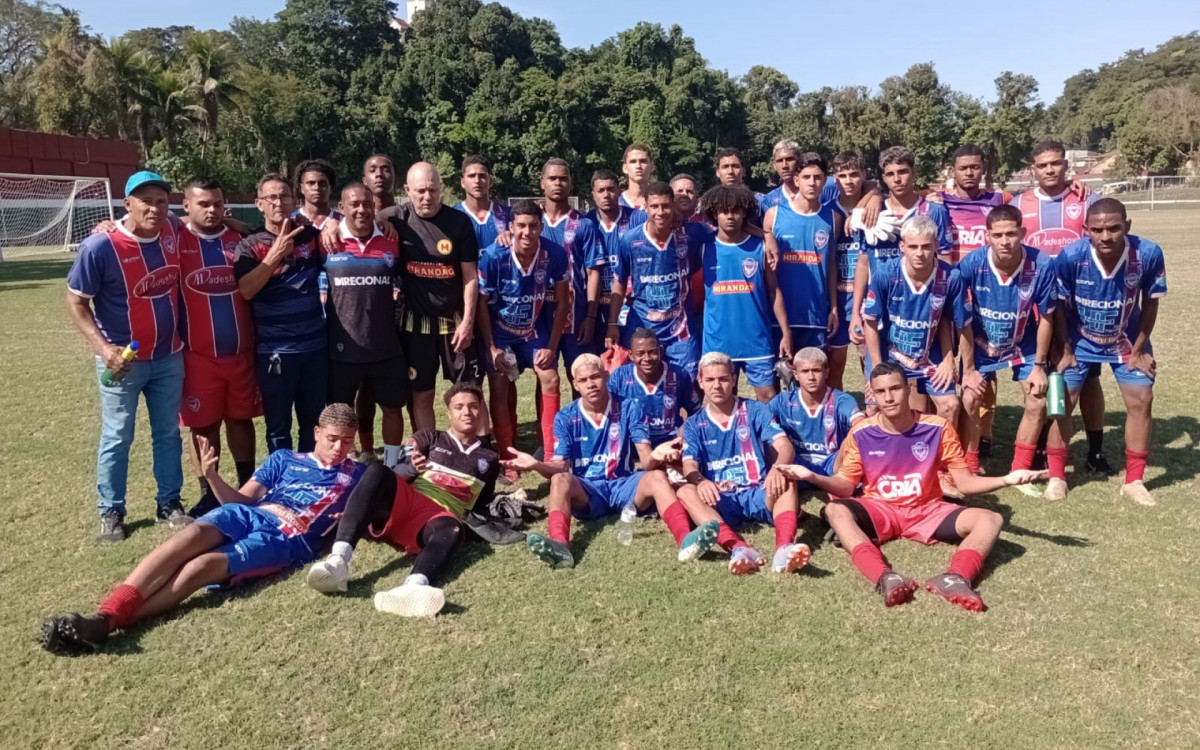 Jogadores da SE Belford Roxo com o t&eacute;cnico Cust&oacute;dio Junior no Centro de Treinamento do Fluminense