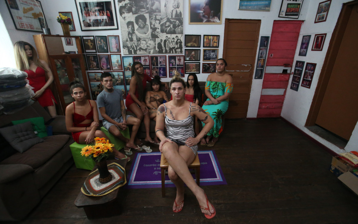 Darla Muniz com as moradoras do casarão na Lapa - Cléber Mendes