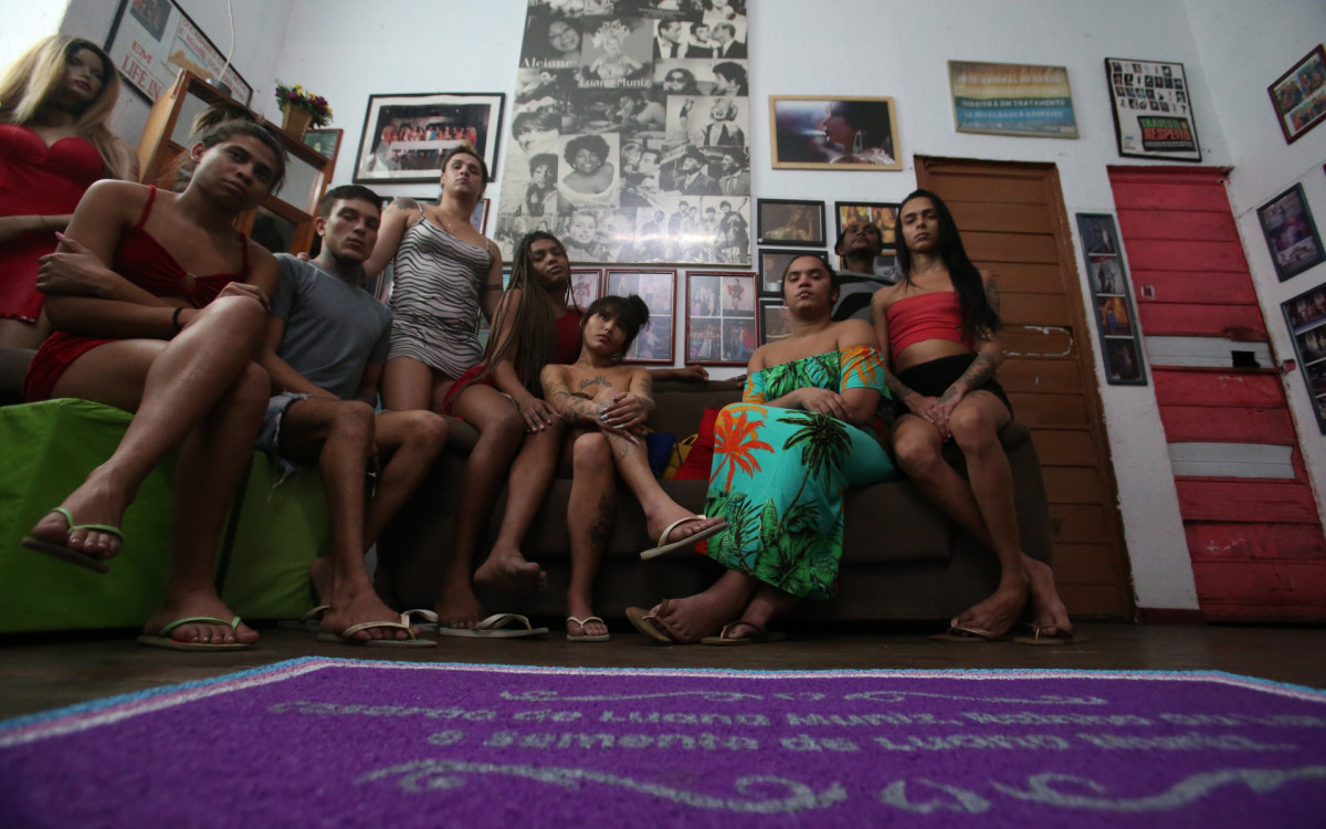 Darla Muniz com as moradoras do casarão na Lapa - Cléber Mendes/Agência O Dia