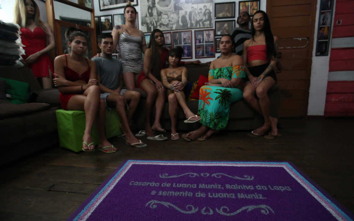 Darla Muniz com as moradoras do casarão na Lapa - Cléber Mendes/Agência O Dia