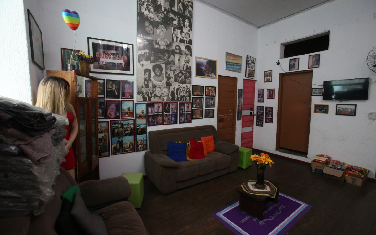 Darla Muniz com as moradoras do casarão na Lapa - Cléber Mendes/Agência O Dia