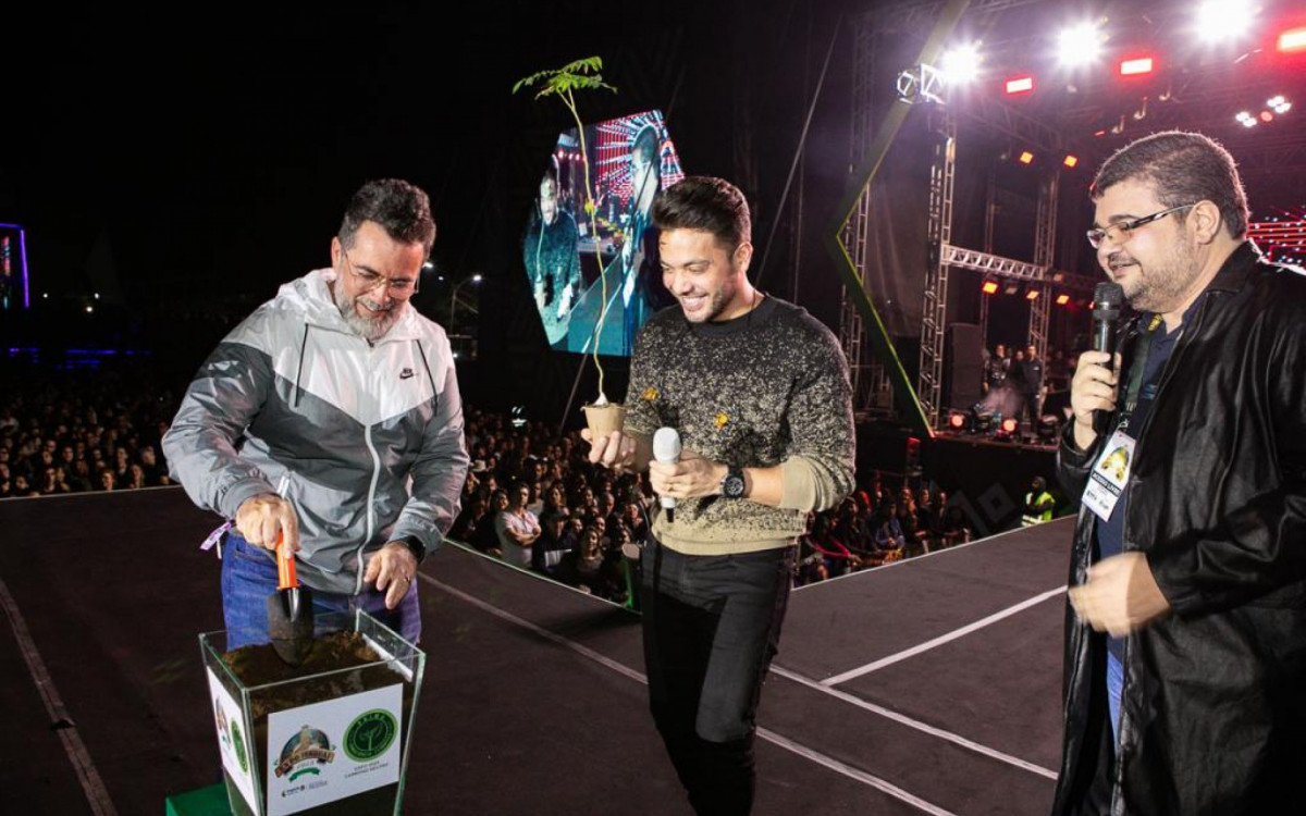 Wesley Safad&atilde;o planta muda em Expo 2023.