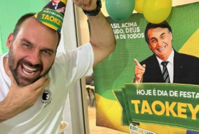 Eduardo usa aniversário para divulgar 'kit festa' de Bolsonaro