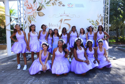 Meninas dos CRAS de Belford Roxo ganham festa de 15 anos com requintes tradicionais