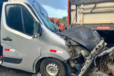 Van que transportava pacientes colide com caminhão e deixa ao menos dois mortos