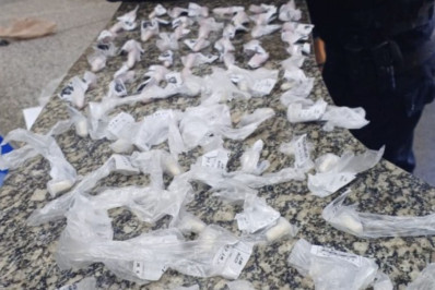 Casal é preso por tráfico de drogas no bairro Vila Canaã em Araruama