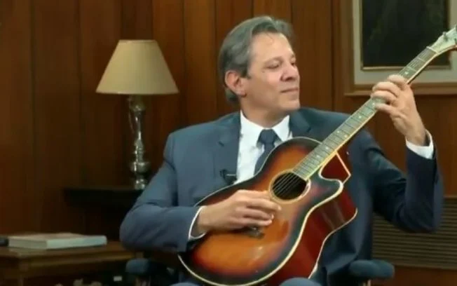 Haddad toca música dos Beatles durante entrevista; Assista