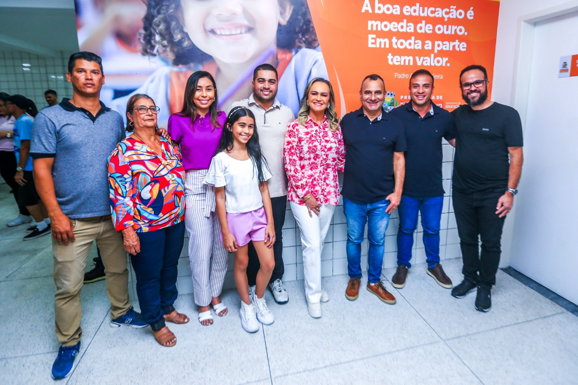 A vi&uacute;va Ivonete Queiroz e familiares, secret&aacute;rio Igo Menezes, ministra Daniela do Waguinho, prefeito Waguinho e secret&aacute;rios Matheus Carneiro e Denis Macedo visitaram o interior da creche - Rafael Barreto / PMBR