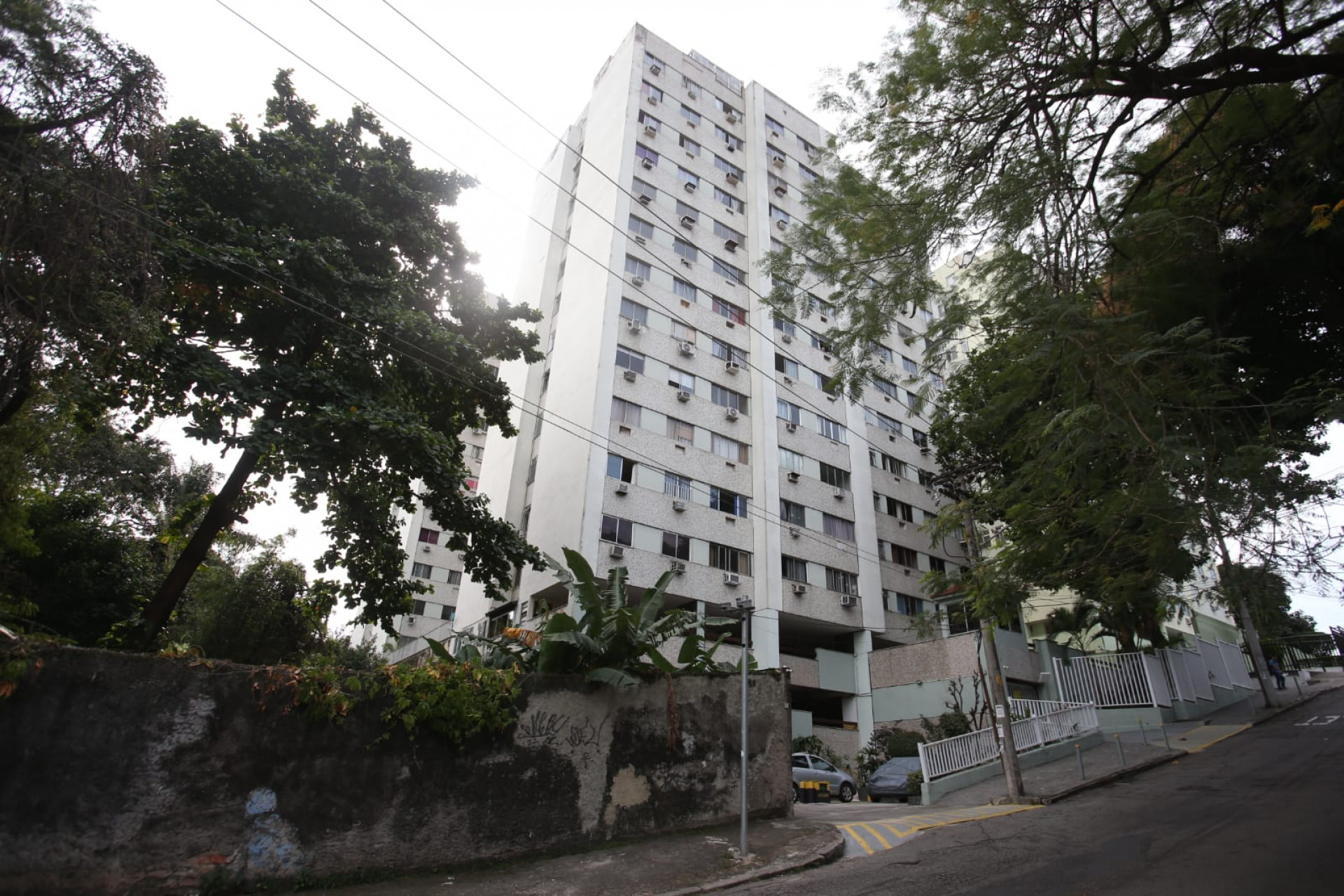 Fachada do condomínio onde policial civil atirou contra um PM na noite deste domingo - Cléber Mendes/Agência O Dia