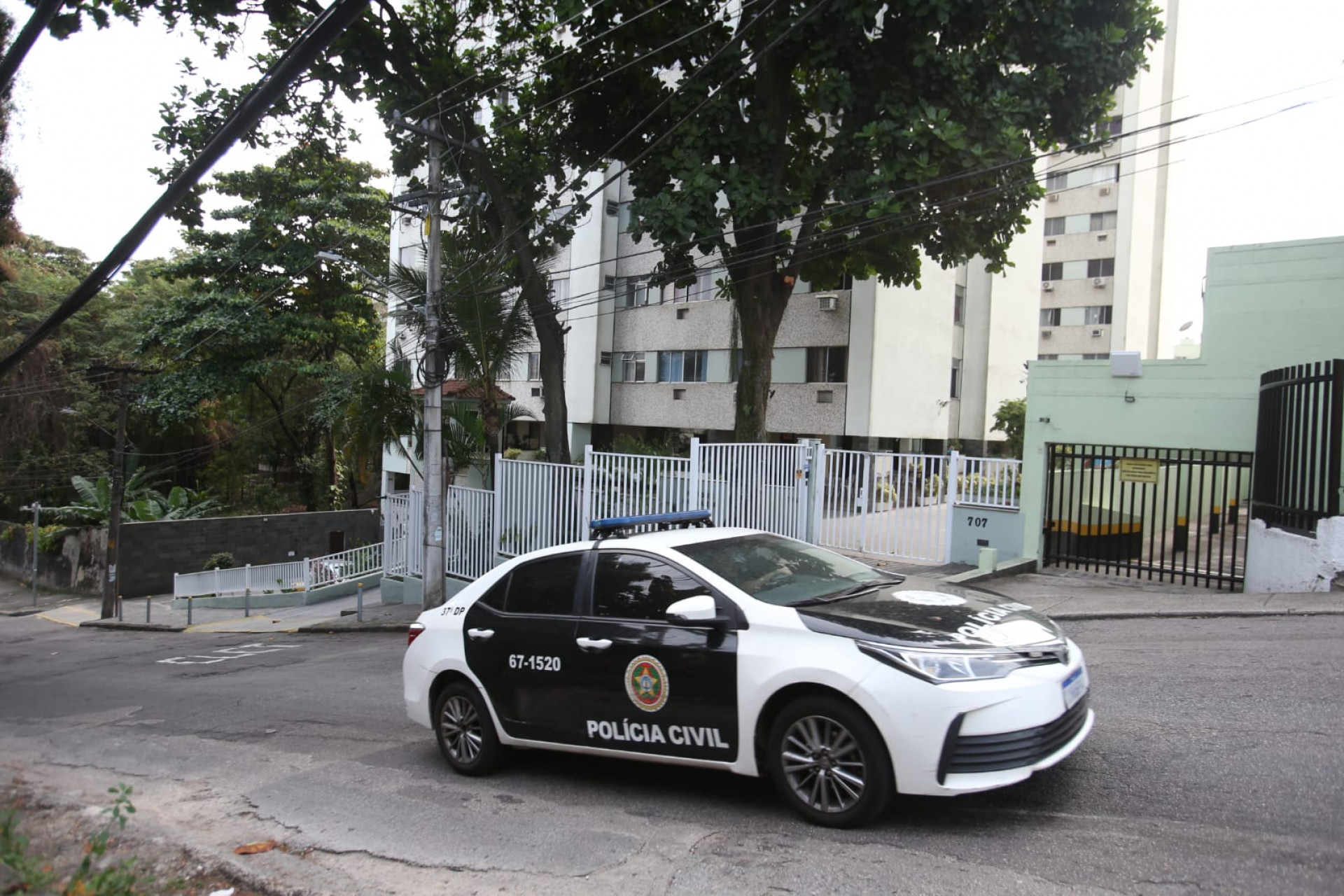 Uma viatura da Polícia Civil passou em frente ao local na manhã desta segunda (10) - Cléber Mendes/Agência O Dia
