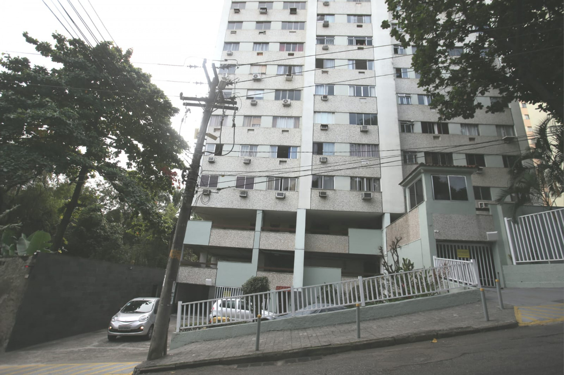 Fachada do condomínio onde policial civil atirou contra um PM na noite deste domingo - Cléber Mendes/Agência O Dia