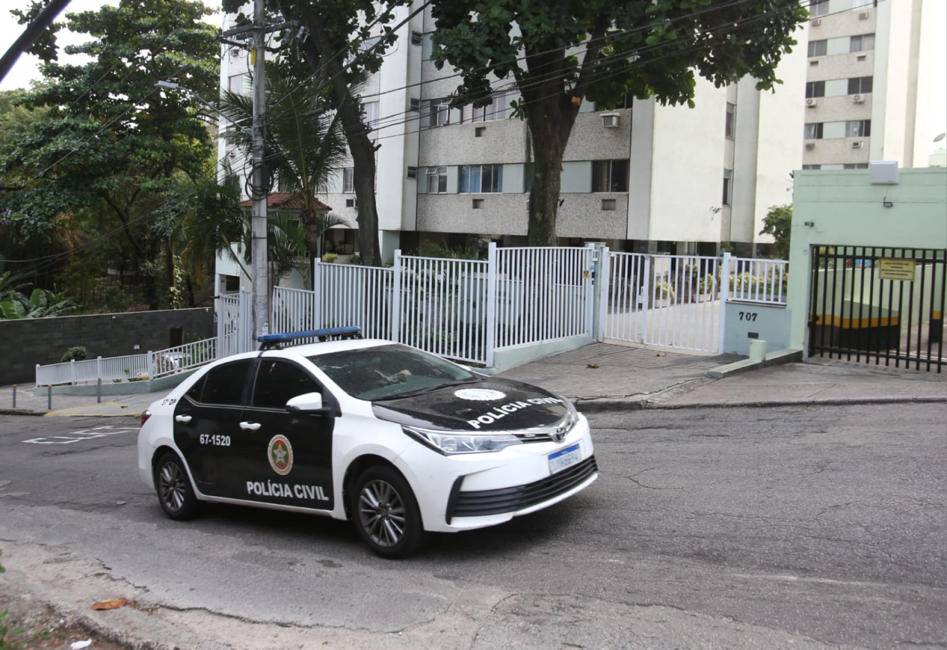 Uma viatura da Polícia Civil passou em frente ao local na manhã desta segunda (10) - Cléber Mendes/Agência O Dia