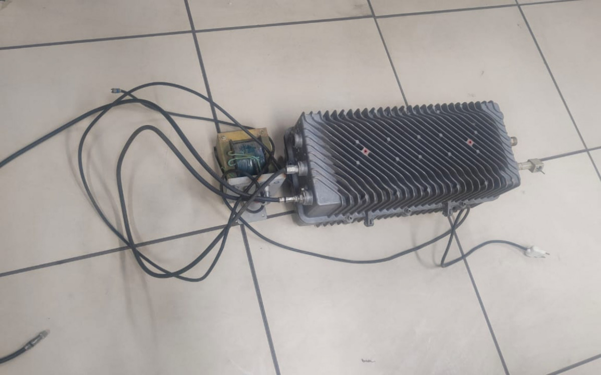 Um aparelho distribuidor de sinal de TV por fibra &oacute;ptica foi apreendido