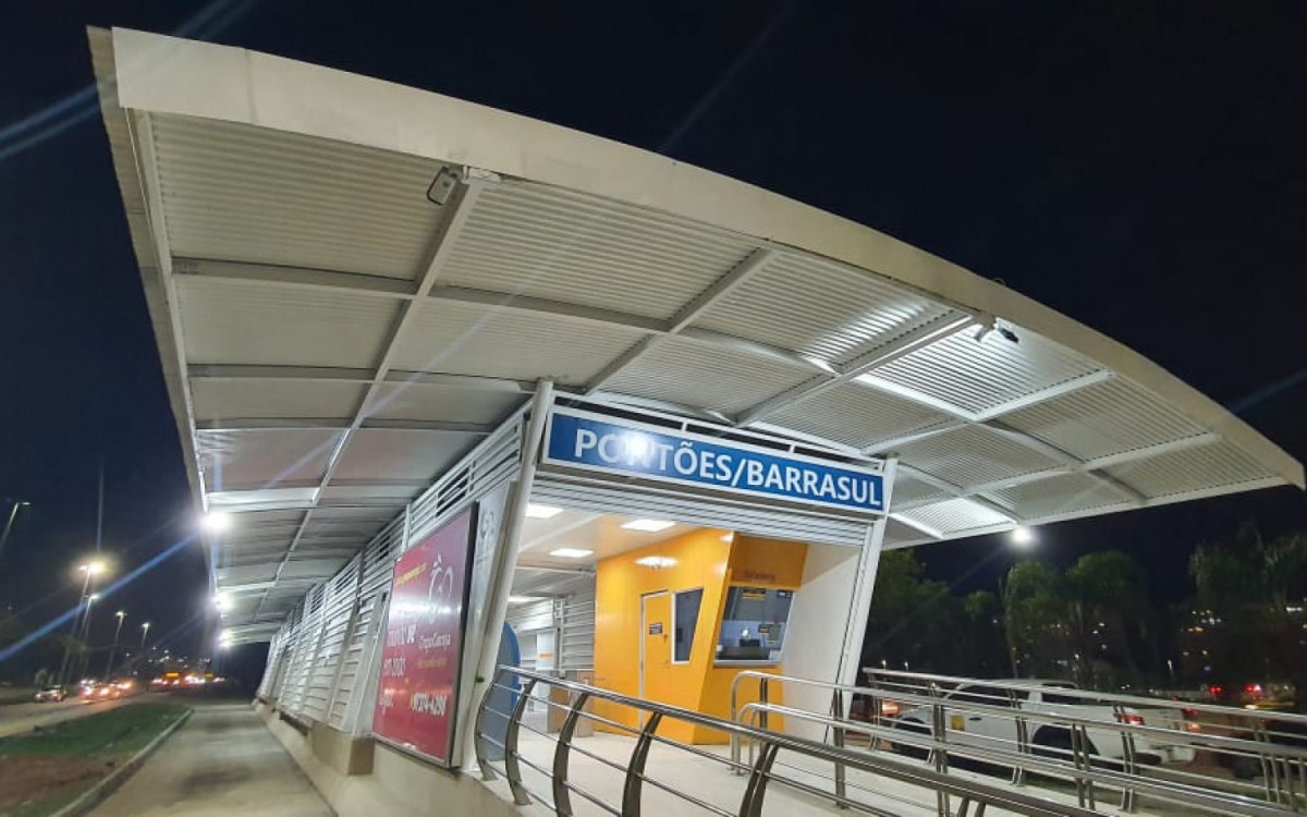 Mobi-Rio substituiu as portas de vidro por chapas de a&ccedil;o vazadas 