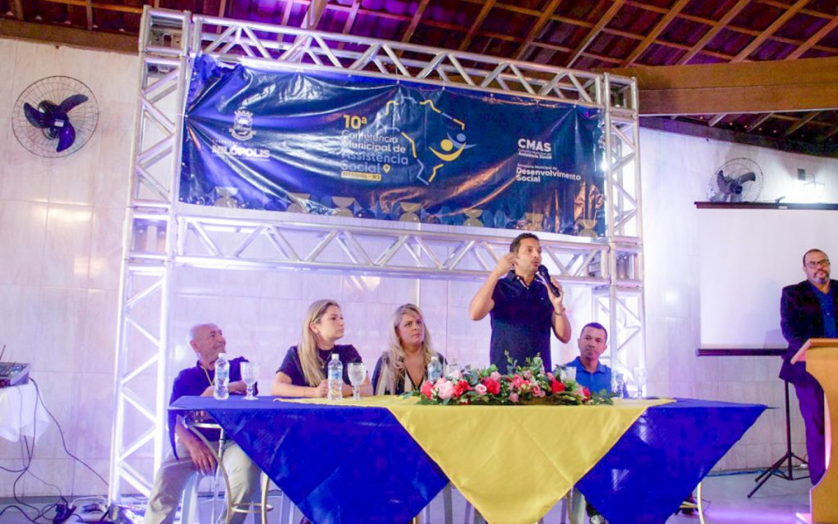 O prefeito Abra&atilde;ozinho, a vice Fl&aacute;via Duarte, a secret&aacute;ria da SEMDS, Everline Lima, e o presidente do Conselho Municipal de Assist&ecirc;ncia Social (CMAS), Jos&eacute; Guedes participaram do evento
