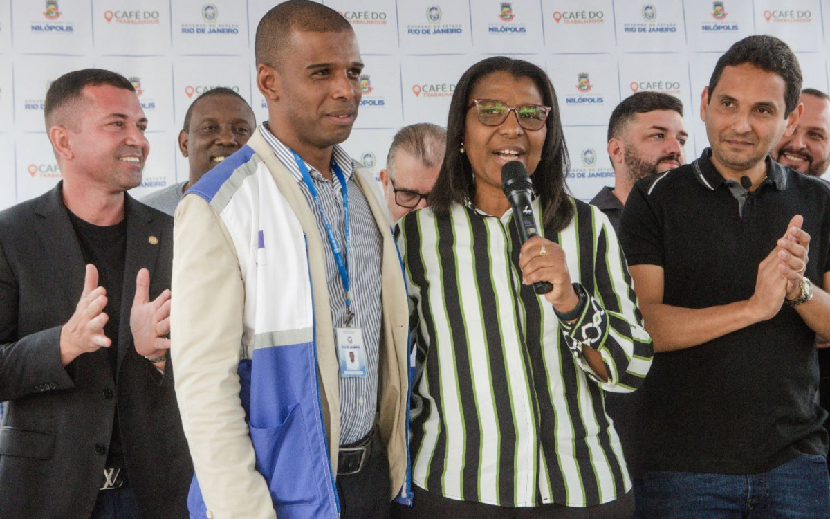 O superintendente de seguran&ccedil;a alimentar e nutricional Victor Hugo Miranda, a secret&aacute;ria Rosangela Gomes e o prefeito Abra&atilde;zinho (camisa preta) no lan&ccedil;amento do Caf&eacute; do Trabalhador