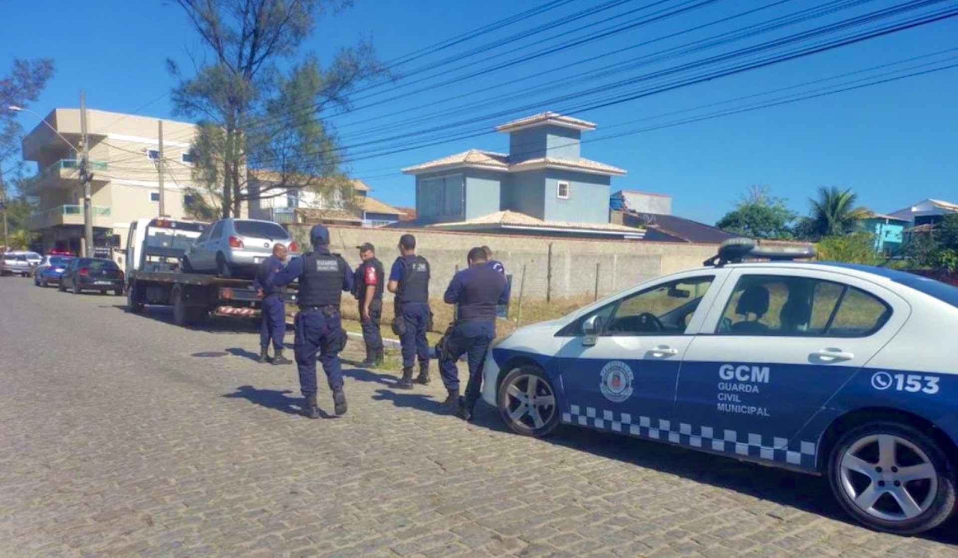 Durante operação equipes atuaram na remoção de quatro veículos abandonados - Divulgação