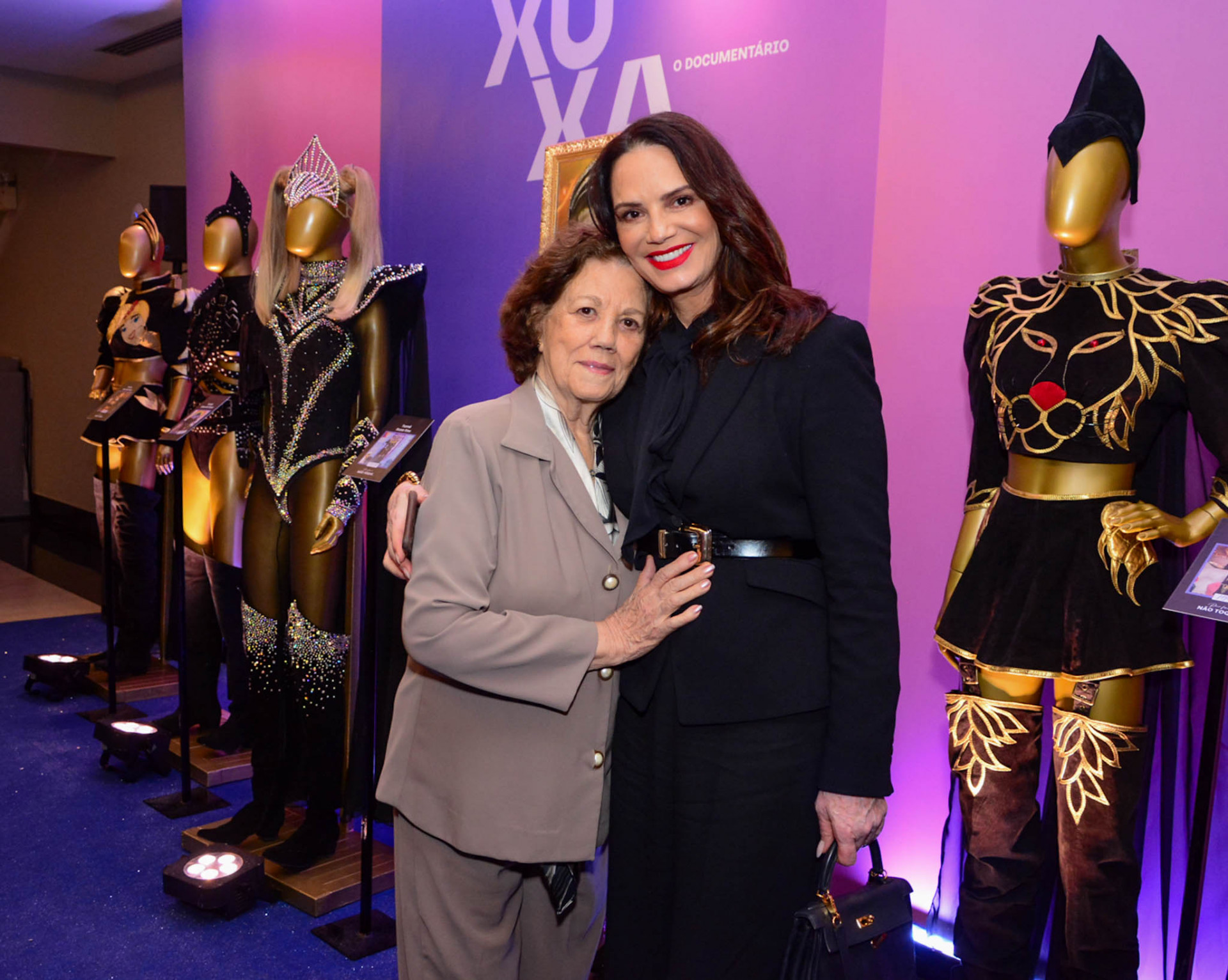 Luiza Brunet posa com a mãe na pré-estreia de 'Xuxa - O Documentário' em um cinema na Zona Sul do Rio, na noite desta segunda-feira - Webert Belicio / Ag. News