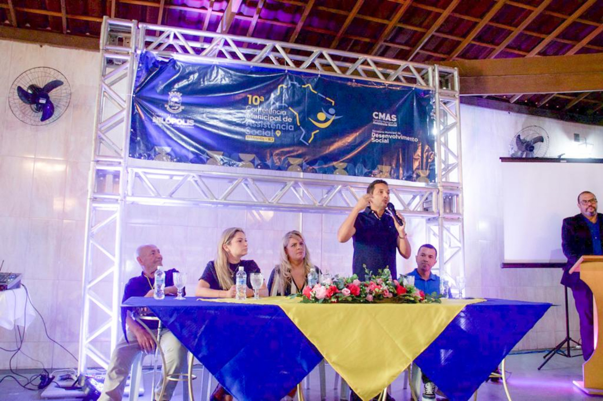 O prefeito Abraãozinho, a vice Flávia Duarte, a secretária da SEMDS, Everline Lima, e o presidente do Conselho Municipal de Assistência Social (CMAS), José Guedes participaram do evento - Rafael Vianna / PMN